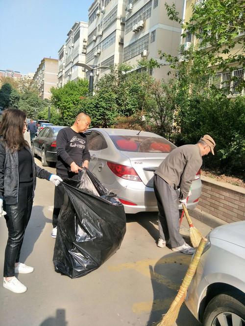 长安区物业管理公司全体职工对嘉华小区进行环境卫生治理